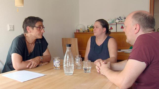 Jugendamtsmitarbeiterin Bettina Velte-Pieren (li.) im Gespräch mit Pflegeeltern.