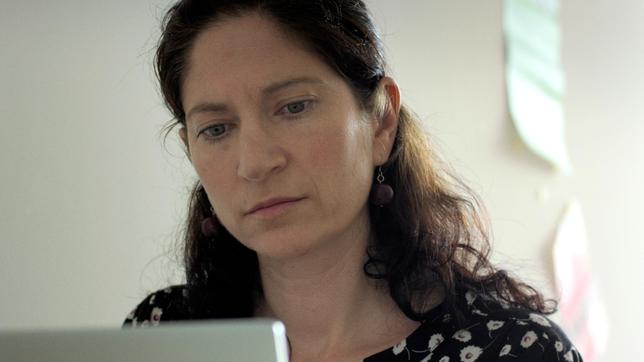 Bild: NDR/Das Kind mit der goldenen Jacke Filmproduktion Julia Steinberger an ihrem Arbeitsplatz an der Universität Lausanne