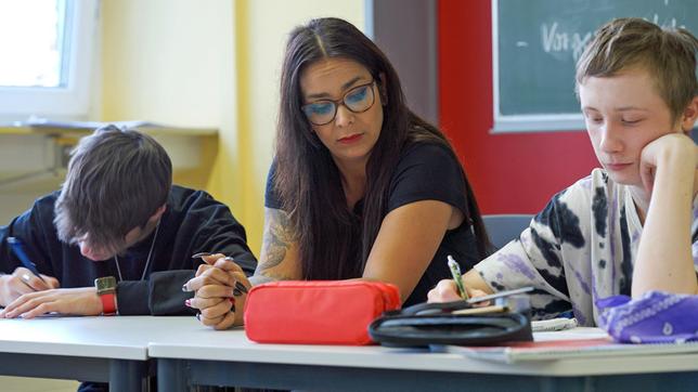 Bild: SWR/Lars Reuther „Keine/r ohne Abschluss“ ist das Motto von Julia Motlers Klasse. Die Lehrerin kann sich hier mehr Zeit nehmen und Schüler individuell fördern. Dranbleiben ist die Herausforderung, denn Potenzial hat hier jeder, ist Julia überzeugt.