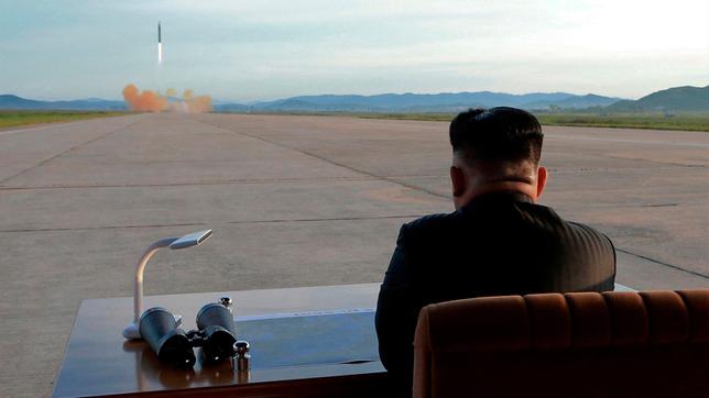Kim Jong Un beim Start einer Hwasong 12 Rakete im September 2017.