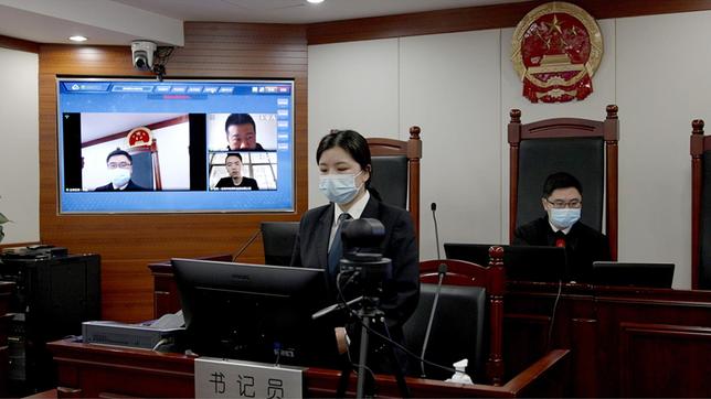 Bild: NDR Kläger und Angeklagte sitzen hunderte Kilometer voneinander entfernt. Seit Ausbruch von Corona sind digitale Prozesse ein Trend in China.