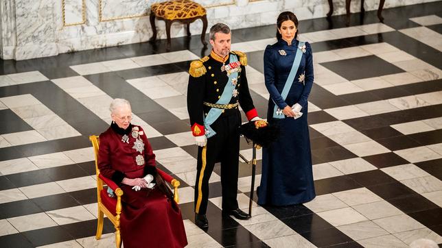 Königin Margrethe (l-r) von Dänemark, Kronprinz Frederik von Dänemark und Kronprinzessin Mary von Dänemark empfangen das diplomatische Korps zum neuen Jahr (2024) im Schloss Christiansborg. 