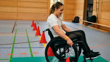 Bild: rbb/Florian Weichert Zurück zu einem selbstständigen Leben – das verlangt viel Training für Kristina Vogel mit dem Rollstuhl.