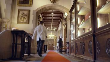 Bild: rbb/EIKON Media/Andy Lehmann Luxus und Service alter Schule. Im Schlosshotel Kronberg ist man stets um die wohlhabenden Gäste bemüht.