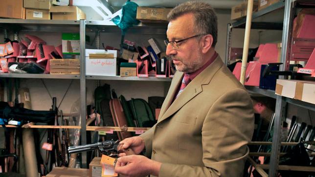 Bild: SWR Manfred Thalhammer von der Waffenbehörde München zeigt in der Asservatenkammer Waffen von Neonazis.