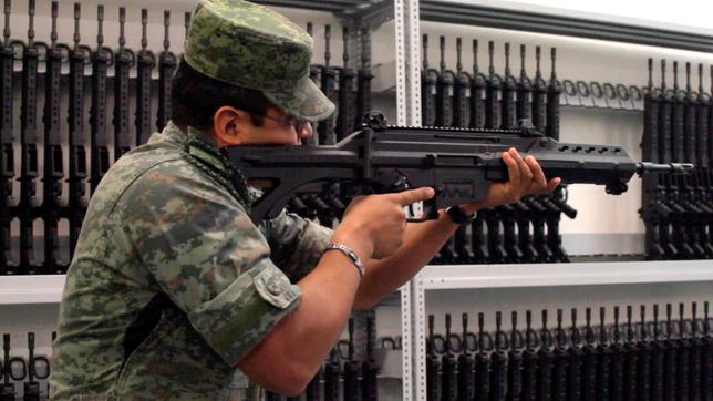 Ingenieur der staatseigenen mexikanischen Waffenfabrik Fabrica de Armas mit Sturmgewehr 