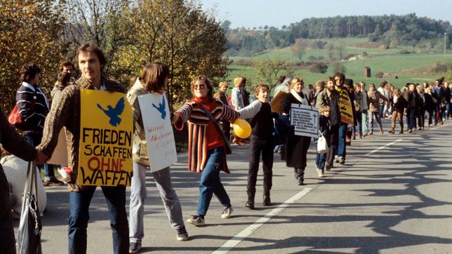 Menschenkette der Friedensbewegung am 22.10.1983 in Amstetten.