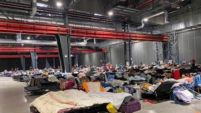 Bild: WDR/Isabel Schayani Flüchtlingslager in einer Messehalle in Warschau.