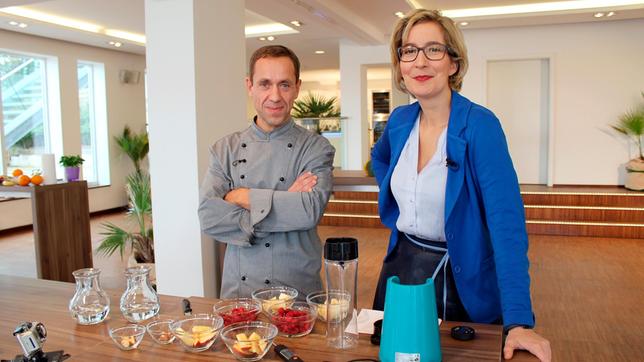 Bild: WDR/Solis TV Mit welchem Mixer schmeckt´s am besten? Profikoch André Karpinski und Yvonne Willicks machen das große Geschmacksexperiment.