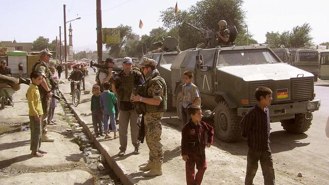 Bild: MDR Nach fast 20 Jahren endet der Einsatz in Afghanistan. Der Krieg, der offiziell keiner war, dauerte länger und war verlustreicher als jede andere Bundeswehr-Mission. 59 Soldaten verloren ihr Leben, die Kosten werden auf über 20 Milliarden Euro geschätzt. Die Bilanz fällt zwiespältig aus. Zwar ist das ursprüngliche Ziel erreicht und die Terrorgruppe Al-Qaida in Afghanistan ausgeschaltet. Frauen können an vielen Orten studieren und sogar mitregieren. Die Infrastruktur wurde ausgebaut. Aber ein Großteil der Hilfsgelder ist in den Händen korrupter Politiker gelandet, und wurde statt in Schulen etwa in Dubai-Luxusvillen investiert. Die Taliban rücken scheinbar unaufhaltsam vor. Droht dem Land das gleiche Schicksal wie vor 40 Jahren nach dem Abzug der Russen, als wenige Jahre später eine finstere Religionsdiktatur errichtet wurde?