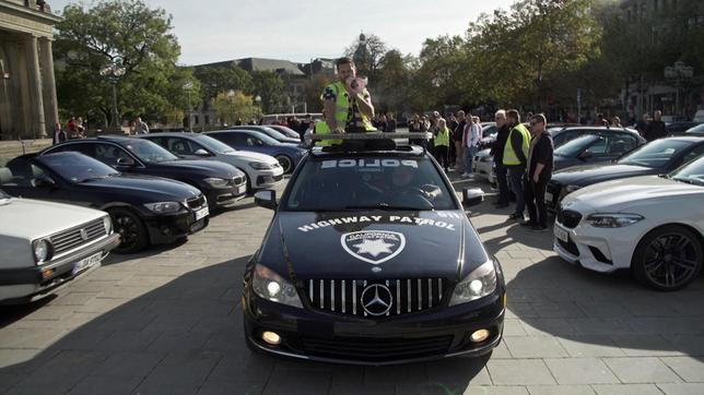Bild: NDR/Henning Wirtz Nicht allen gefällt das, was die Klimaaktivisten fordern: Bei "Saturdays for Cars" in Hannover protestieren Autoliebhaber gegen einen CO2-Preis.