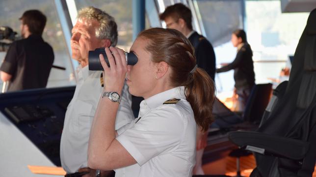 Bild: HR/Andreas Graf Kapitänin schaut durch Fernglas