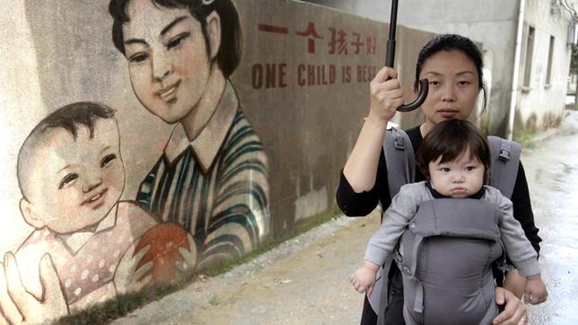 Bild: WDR/Next Generation Production Yuanchen Liu Junge Chinesin mit einem Baby im Tragegestell