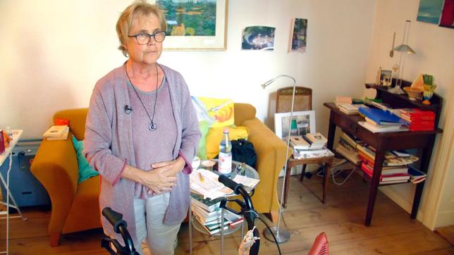 Bild: WDR/Ingo Mende Patientin Petra M. bei der Bewegungstherapie in ihrem Wohnzimmer. Sie bekam mehrere verschiedene Krebsmedikamente – leider erfolglos.