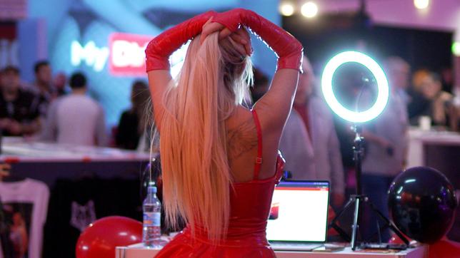 Frau auf Erotikmesse