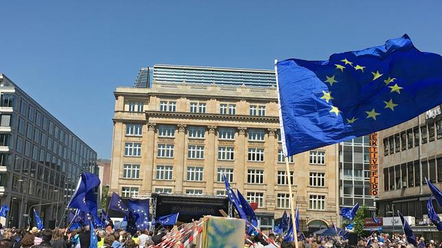Bild: SWR Pro-Europa-Kundgebung „Pulse of Europe“ in Frankfurt