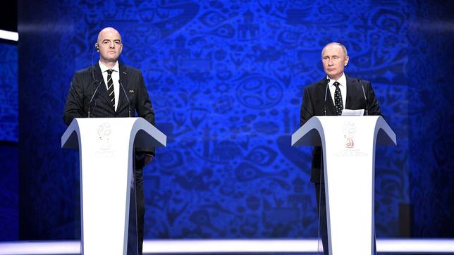 Bild: dpa/Kremlin Pool Wladimir Putin und Gianni Infantino
