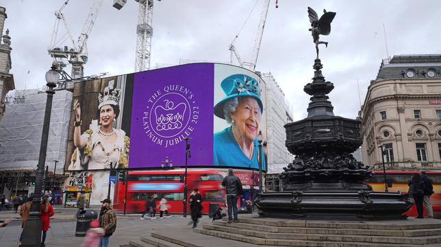 Die Queen – hier zu sehen auf einer Werbetabel am Piccadilly Circus in London – feiert ihr 70-jähriges Jubiläum auf dem britischen Thron.