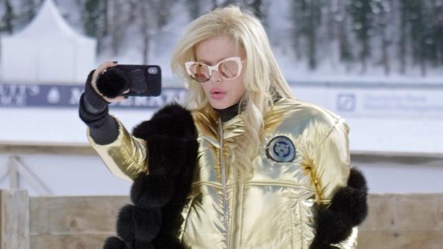 Bild: Radio Bremen/Andy Lehmann Reich und schön: Beim "Reich und schön: Beim "Snow Polo World Cup" in Sankt Moritz treffen sich einmal im Jahr die Reichen aus aller Welt.