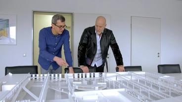 Bild: rbb/EIKON Media/Andy Lehmann Rainer Schaller betrachtet das Modell des weltgrößten Fitnessstudios, das er in Oberhausen errichten will.