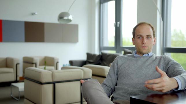 Bild: rbb/EIKON Media/Andy Lehmann Raoul Rossmann, jüngerer Sohn Dirk Rossmanns und Erbe der Rossmann Drogeriemärkte.
