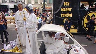 Bild: rbb Papst-Persiflage auf dem Christopher Street Day in Berlin