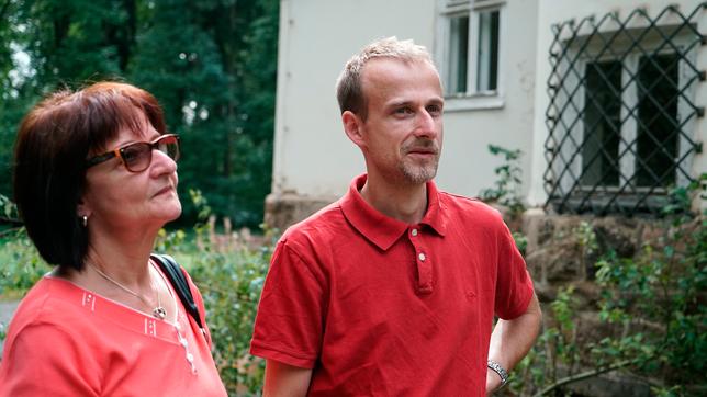Bild: NDR Jörg Seerig mit seiner Mutter an der Klinik, in der er gezeugt wurde.