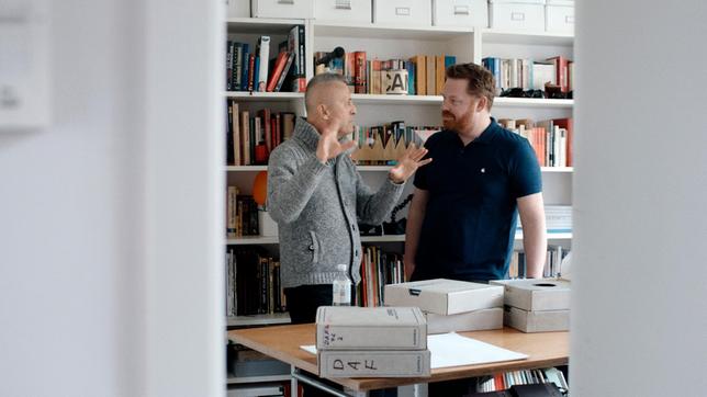 Bild: WDR/Sugartown/Philipp Baben der Erde Robert Görl (l) mit Stephan Plank (r) zu Hause.