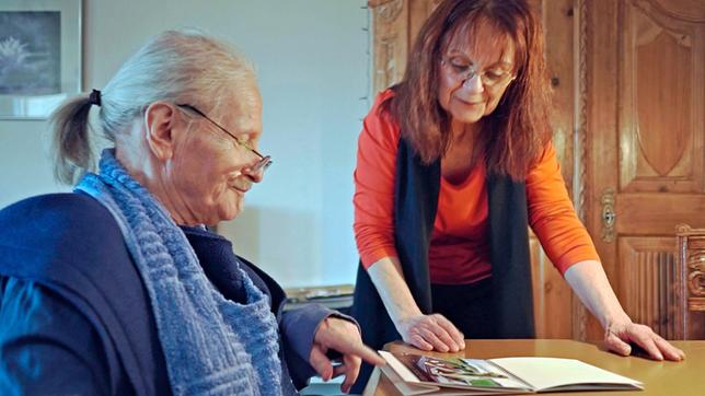 Roswitha pflegt Kurt seit sieben Jahren. Rund um die Uhr. Ihren Beruf musste sie aufgeben und auch sonst verzichtet sie auf vieles, was das Leben ausmacht.