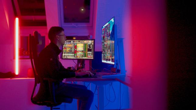 Bild: NDR Samuel Mullur zählt zu den erfolgreichsten Pokerspielen der jungen Generation.