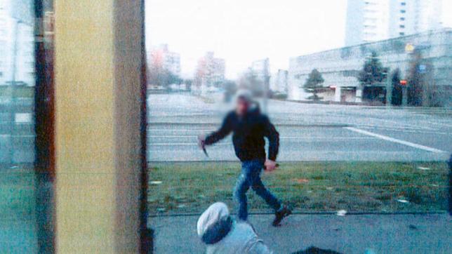 Bild: MDR/in one media Screenshot aus dem Beweisvideo eines Messerangriffs in Halle