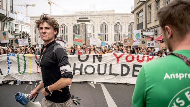 Bild: rbb/Jürgen Todt Seit Anfang 2019 begleitet die Filmemacherin Berliner ProtagonistInnen von "Fridays for Future" und konzentriert sich dabei auf ihre Lebenswelt. Wer sind die jungen Menschen, die da auf die Straße gehen? Was treibt sie an? Der Film zeigt, wie vielfältig, schöpferisch und kräftezehrend die Protestarbeit ist. Sie erzählen von ihren Ängsten, Träumen, Erfolgserlebnissen und Niederlagen. Aus den Porträts Einzelner wird das Porträt einer engagierten Generation. 2020 wird zur Herausforderung für Fridays for Future: Corona hat die Protestform verändert und ihre Themen in der Öffentlichkeit verdrängt. Was macht die Pandemie mit dem Engagement der Jugendlichen? Was macht Corona mit Fridays for Future? - Demonstration von Fridays for Future im Jahr 2019.
