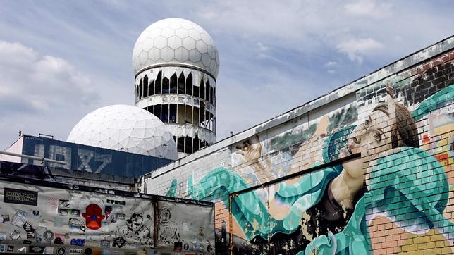 Sie bestimmen die Silhouette von Berlin: Die Kuppel-Türme der ehemaligen "Field Station" auf dem Teufelsberg im Grunewald. Ein Ort der Spionage, eine der wichtigsten Abhörstationen des Westens im Kalten Krieg. Von hier aus konnten amerikanischer und britischer Geheimdienst hunderte kilometerweit in den Osten hineinhören. Der Teufelsberg birgt viele geheime und geheimnisvollen Geschichten. - Ehemalige Abhörstation auf dem Teufelsberg in Berlin.