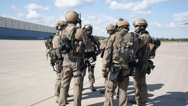 Bild: rbb/ARD/Roland Holtz Sie gelten als Deutschlands beste Spezialeinheit: die Männer der GSG9. Ihr Job: Terroristen oder schwer bewaffnete Kriminelle unschädlich zu machen. Wer sind diese Männer? Was bedeutet es, in der GSG9 zu sein? Vor welchen aktuellen Herausforderungen stehen sie? Der bisher exklusivste Einblick in das Innenleben der Spezialeinheit. - Foto: Hubschrauberflug über Berlin.