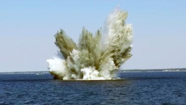 Bild: Radio Bremen/Lür Wangenheim Sprengung einer Bombe aus dem Zweiten Weltkrieg vor der Küste Estlands