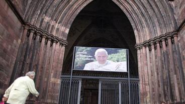 Papst-Plakat am Hauptportal des Freiburger Münsters