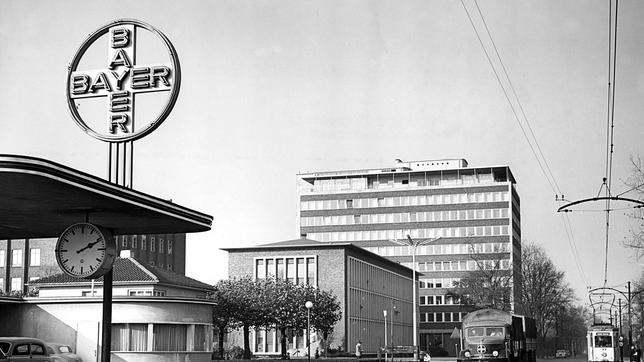 Bild: dpa Das Bayerkreuz am Eingang der Bayer AG, aufgenommen im Jahr 1955. (Archivfoto)