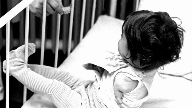 Ein behindertes Kind, das durch das Schlaf- und Beruhigungsmittel „Contergan“ während der Schwangerschaft geschädigt wurde. „Contergan“ löste einen der größten Arzneimittelskandale aus. (Archivfoto)