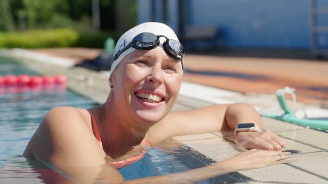 Tanja Scholz im Schwimmbecken in Elmshorn.