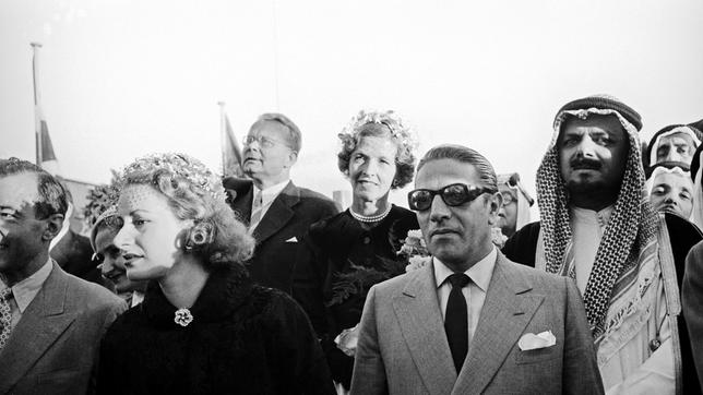 Bild: NDR/Stennerfilm/Bettmann Archive Tina und Aristoteles Onassis, Scheich Abdula Ali Reza, Fürstin Ann-Marie von Bismarck beim Stapellauf des Tankers „Al Malik Saud Al-Awal“ in Hamburg , des seinerzeit größten Tankers der Welt (03.06.1954).