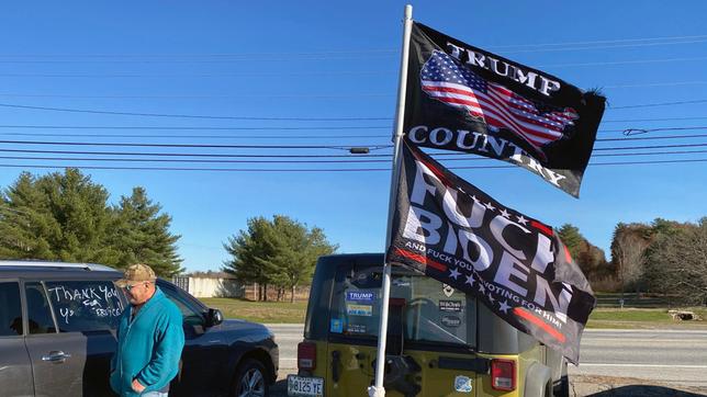 Bild: NDR/WDR/Verena Bünten "Trump Country"/"Fuck Biden"-Fahnen: gesehen in Augusta/Maine beim Autocorso zum Veterans Day