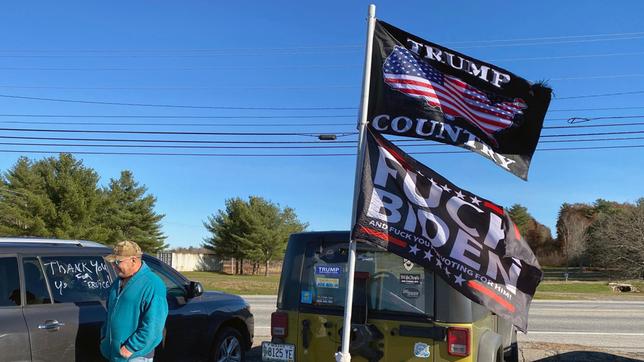 "Trump Country"/"Fuck Biden"-Fahnen: gesehen in Augusta/Maine beim Autocorso zum Veterans Day