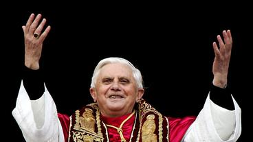 Bild: dpa 2005 wird Kardinal Joseph Ratzinger zum Papst gewählt.