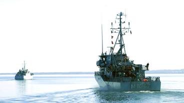 Bild: Radio Bremen/Anna-Maria Meyer Übung für den Ernstfall auf Bornholm. Eine Spezialeinheit des Dänischen Verteidigungsministeriums probt die Dekontamination von Senfgas an Bord eines Schiffs.