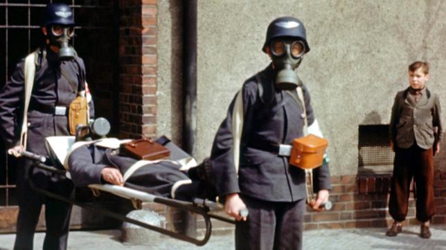 Bild: MDR/DOKfilm /Agentur Karl Höffkes Übung: Versorgung von Verletzten, 1943 - Deutschland, Berlin