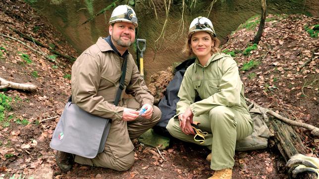 Bild: SWR/Franz Josef Recktenwald Unermüdlich sucht Forscher Dr. Daniel Krug nach neuen Wirkstoffen gegen Bakterien. Lena Ganschow begleitet ihn dafür in den Schlamm unter Tage.