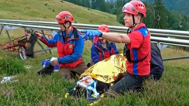 Bild: SWR/Judith Schneider Unfall auf der Sommerrodelbahn: Die Touristin hat schwere Verletzungen an der Wirbelsäule. Bergretter Adrian Probst fordert einen Rettungshubschrauber an.