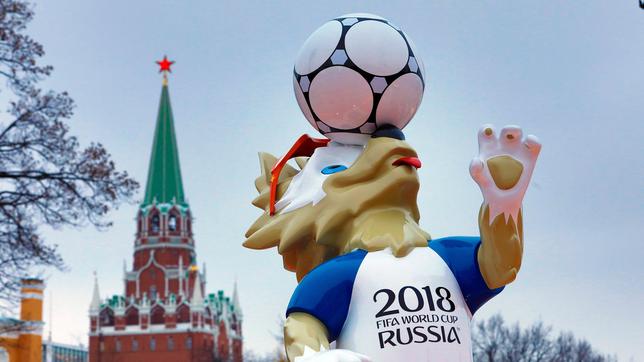 Der Kreml mit dem Wolf Zabivaka, Maskottchen der Fußball-WM 2018