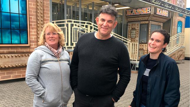 Bild: SWR/Angelika Hensolt v.li.n.re.: Jutta, Willi und Alina Moser, Schausteller-Familie aus Benningen.