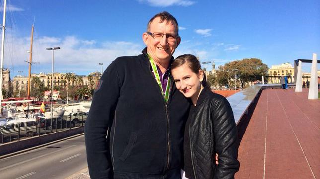 Bild: NDR Vater Maik Messing mit Leonora in Barcelona 2014.